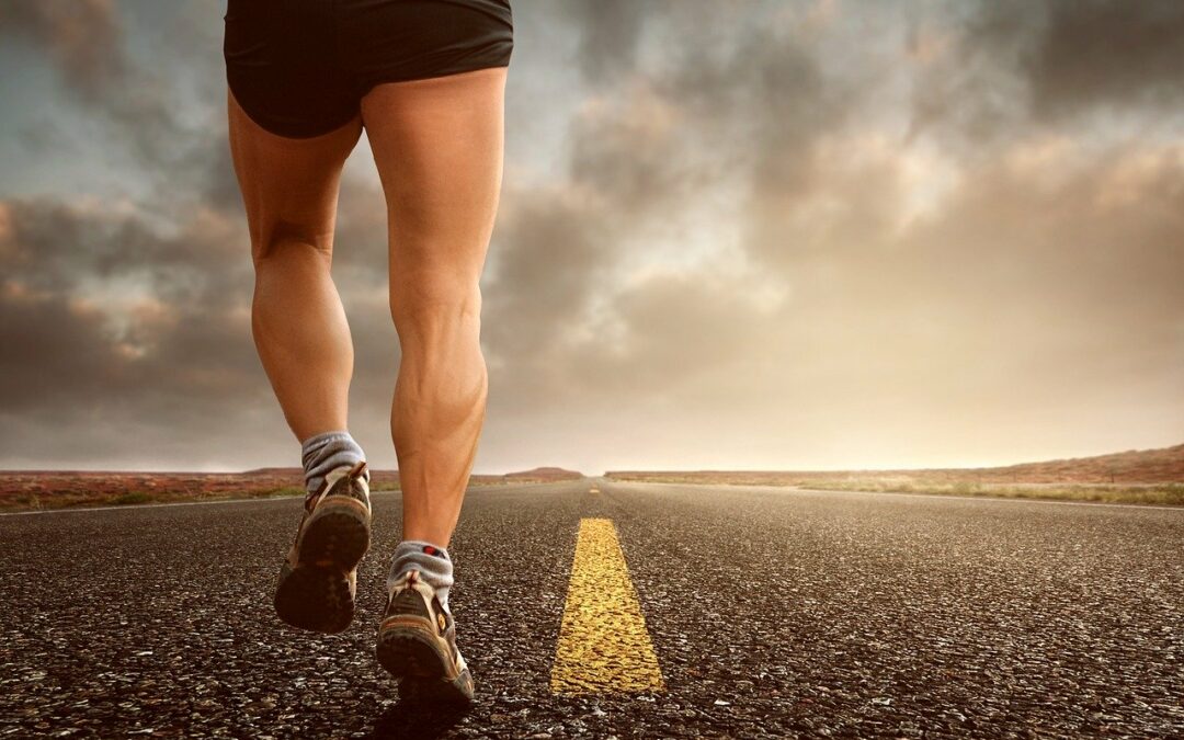 mężczyzna biegnący po pustej drodze, aktywność fizyczna, trening biegowy